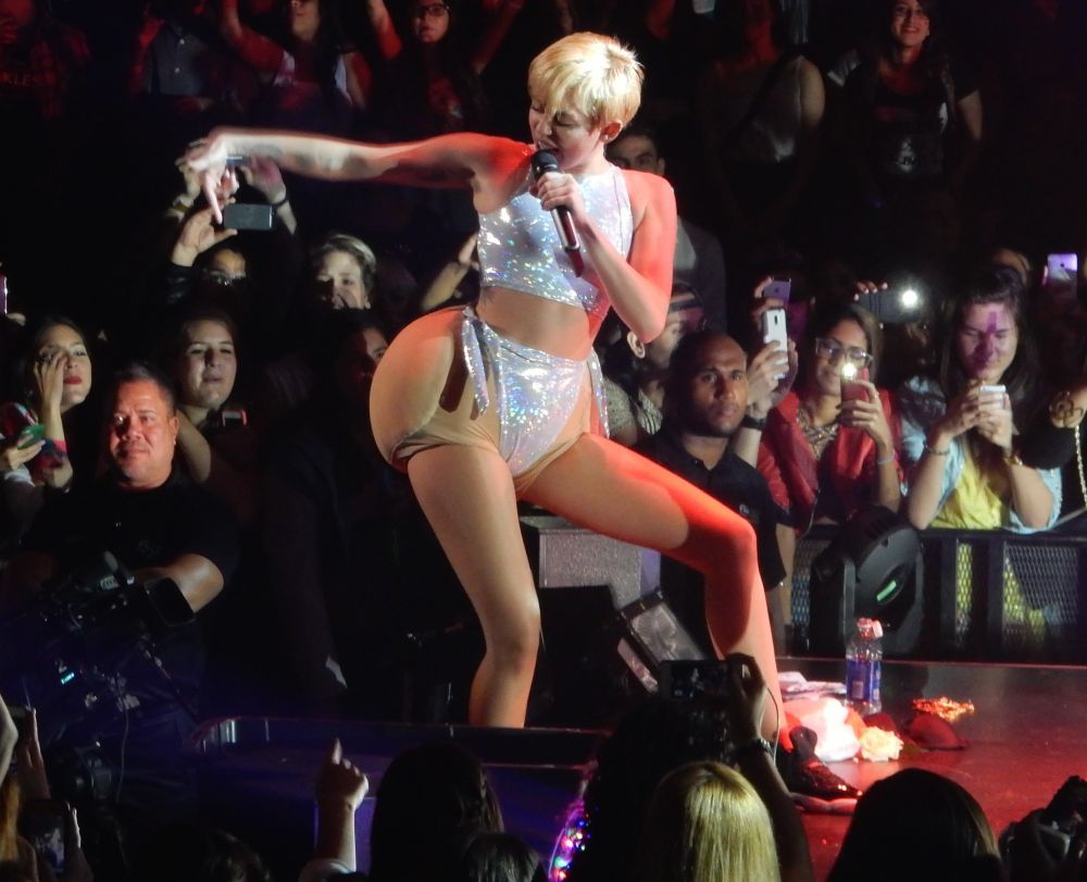 Nu renunta la gesturile excentrice nici atunci cand nu se afla pe scena. Cum s-a filmat Miley Cyrus
