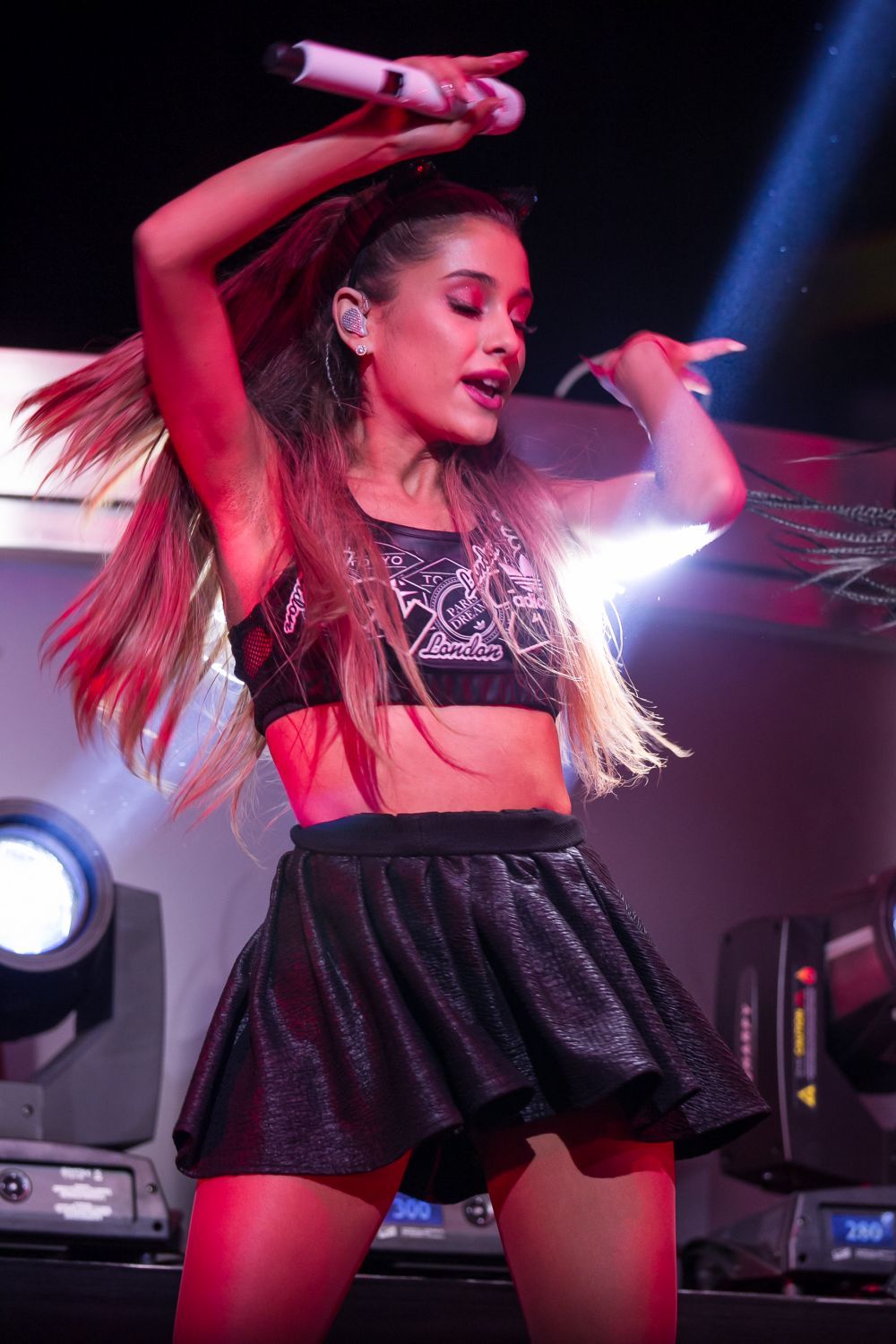 S-a imbracat intr-o fusta extrem de scurta, insa toata lumea s-a uitat la abdomenul ei. Aparitia cu care Ariana Grande a impresionat