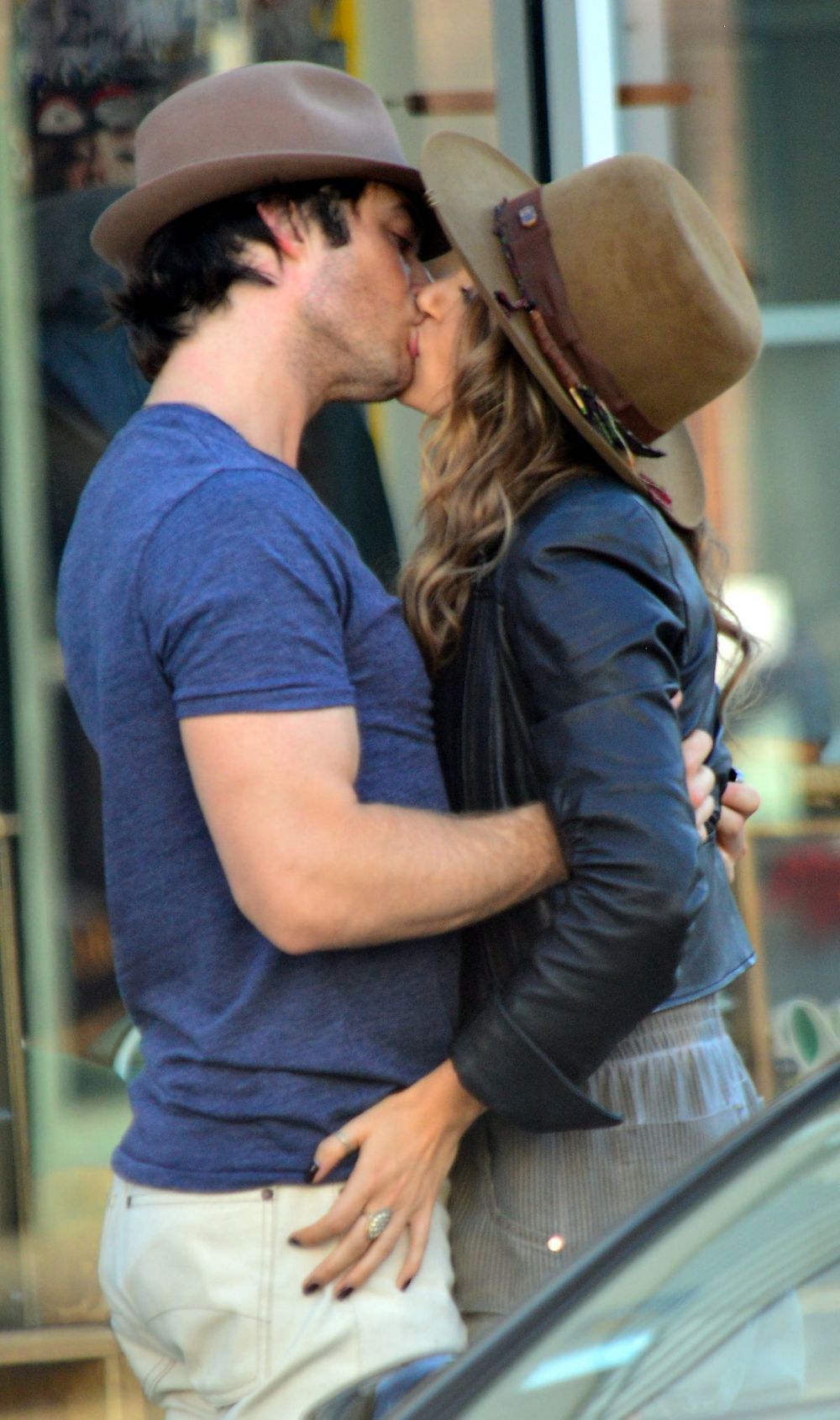 Cum a transformat Nikki Reed o palarie ponosita intr-un accesoriu ultra chic. Cum a aparut in public iubita lui Ian Somerhalder
