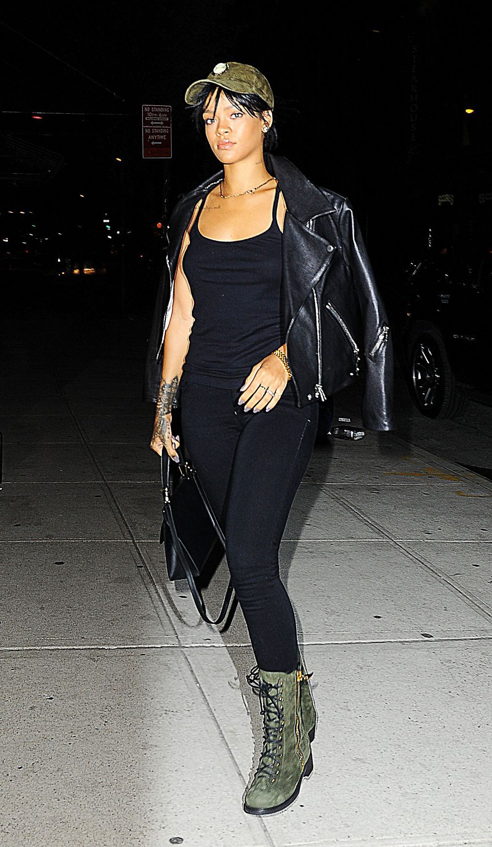 Rihanna, aparitie memorabila intr-un jumpsuit sexy, decupat in zona abdomenului. Cum a aparut cateva ore mai tarziu