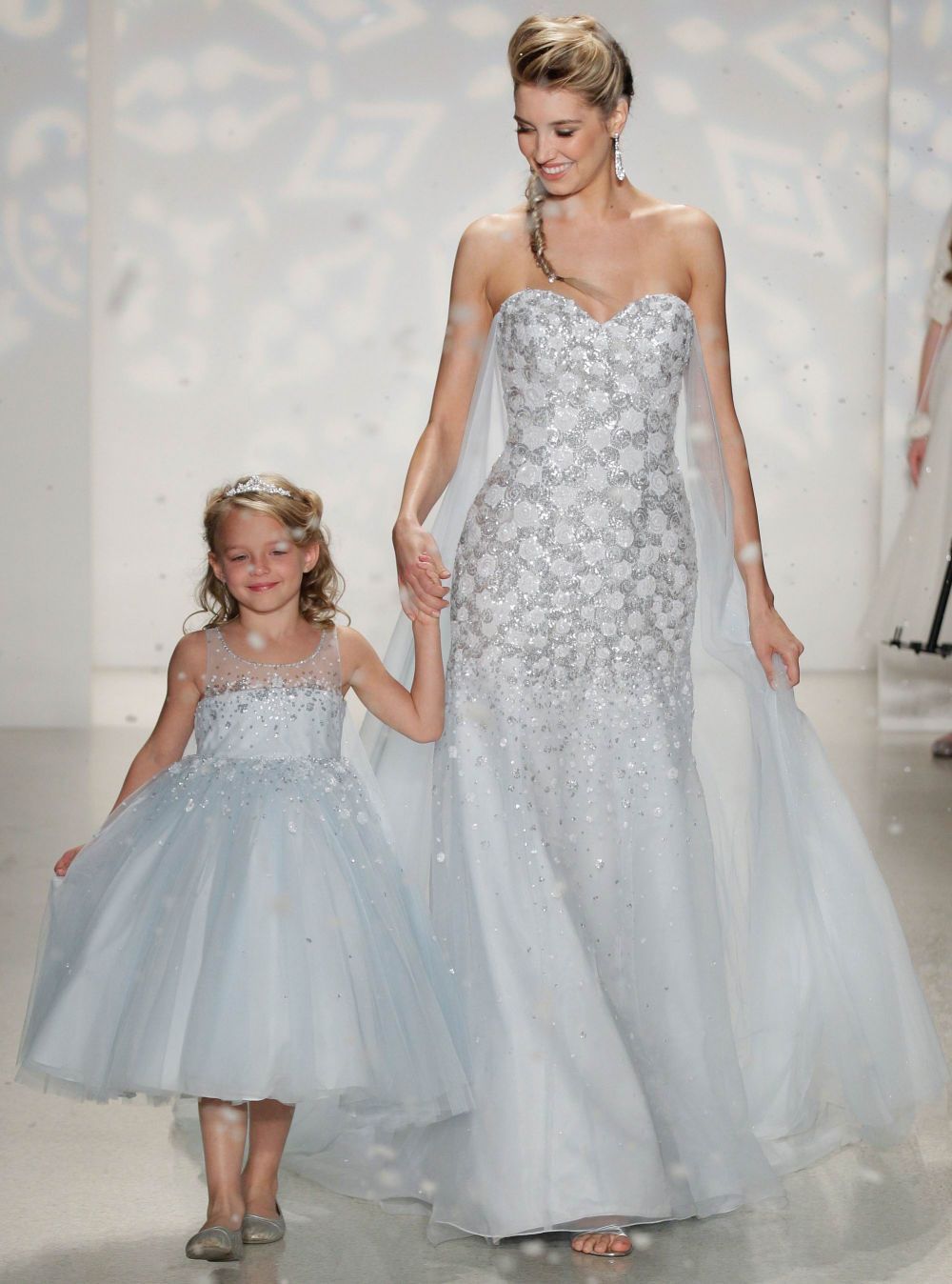 Rochia de mireasa Frozen . Cum arata modelul inspirat de tinuta pe care a purtat-o Elsa in indragitul desen animat
