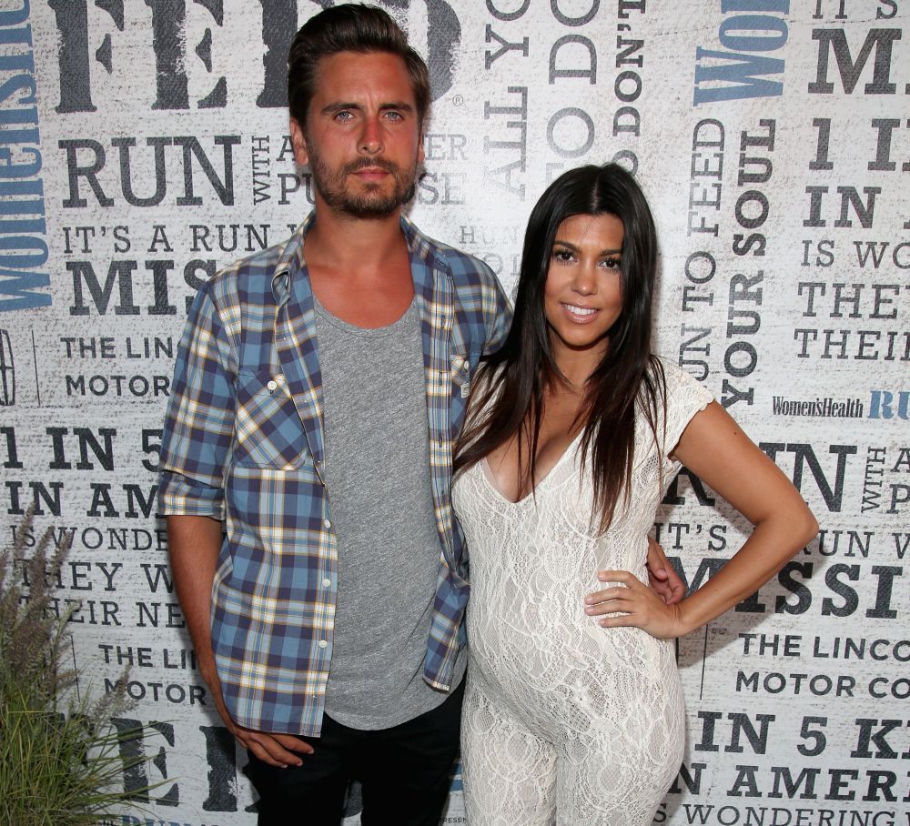 Iubita lui mai are putin si naste, iar el petrece in club alaturi de alte femei. Cum a fost fotografiat Scott Disick