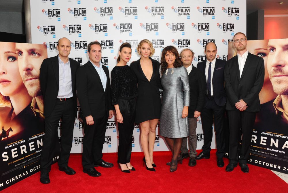 O romanca, la fel de stralucitoare ca Jennifer Lawrence. Cat de frumoasa a fost Ana Ularu la premiera filmului Serena