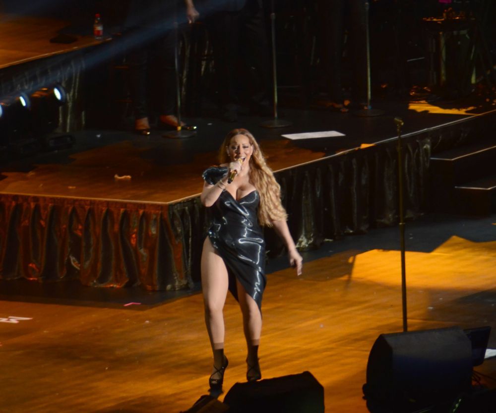 In urma cu 10 ani toti barbatii o doreau, acum a pierdut definitiv lupta cu kilogramele. &nbsp;Ipostaza jenanta in care Mariah Carey a aparut in fata fanilor