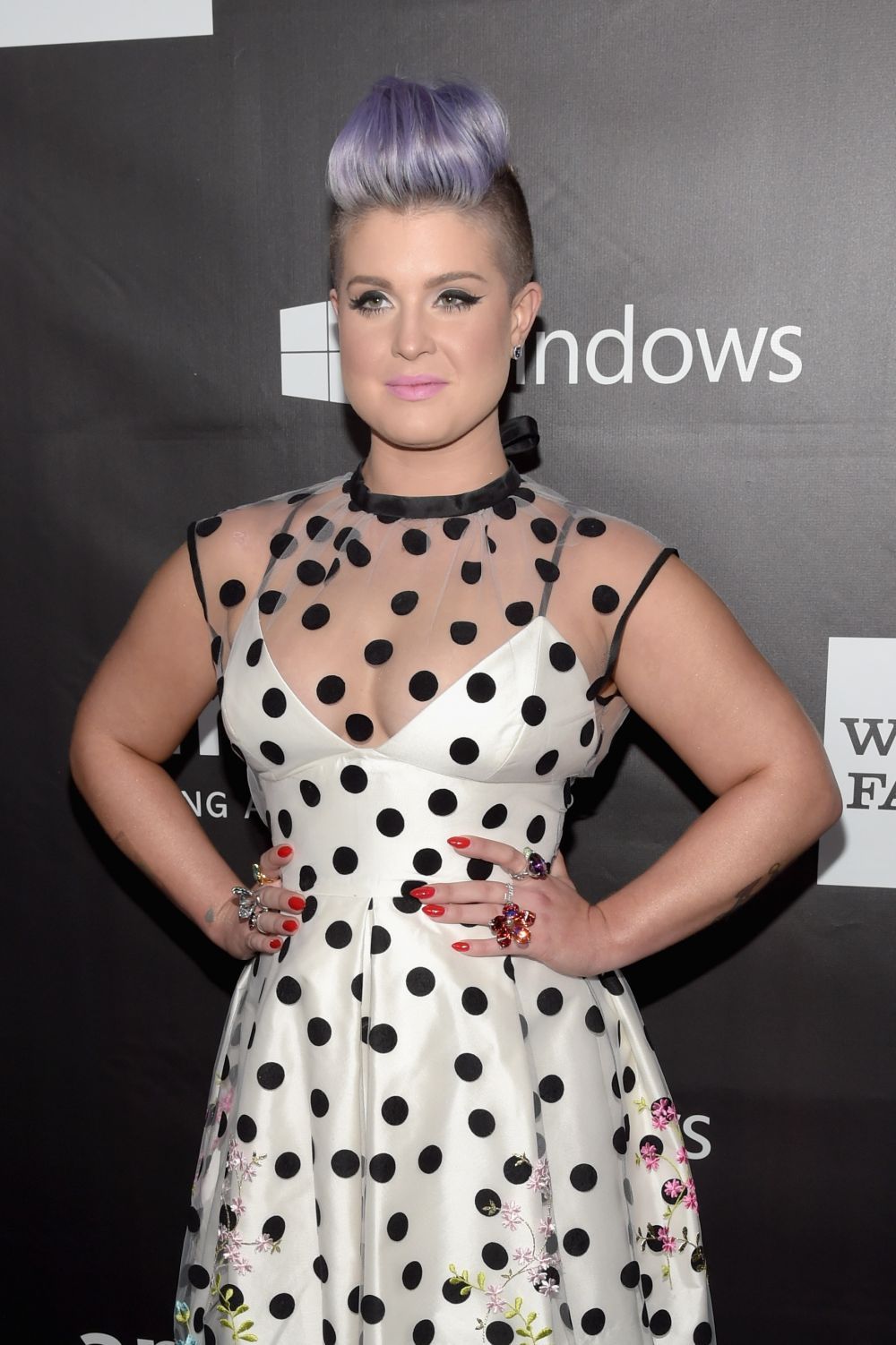 Silicoane sau a descoperit sutienul minune? Kelly Osbourne a atras toate privirile pe covorul rosu cu un decolteu impresionant