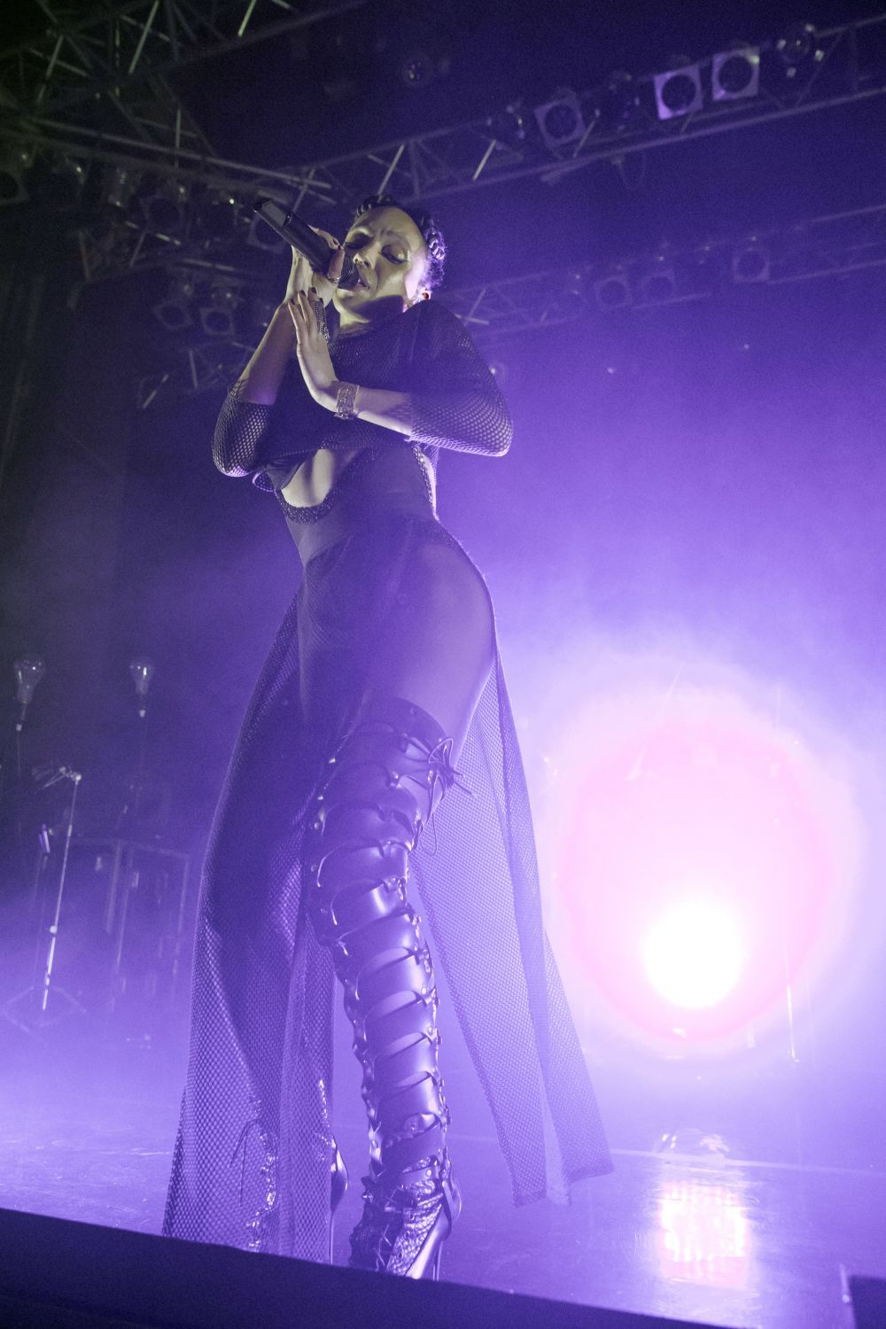 Noua iubita a lui Robert Pattinson, FKA twigs, demonstreaza ca poate fi ultra sexy. Cum si-a etalat picioarele la un eveniment