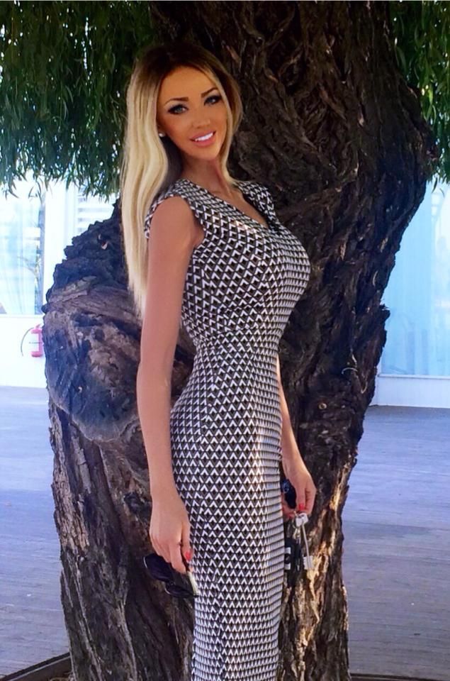 Kim Kardashian poarta corset, dar ele au o talie de viespe pe cale naturala. Vedetele din Romania care au talie de model