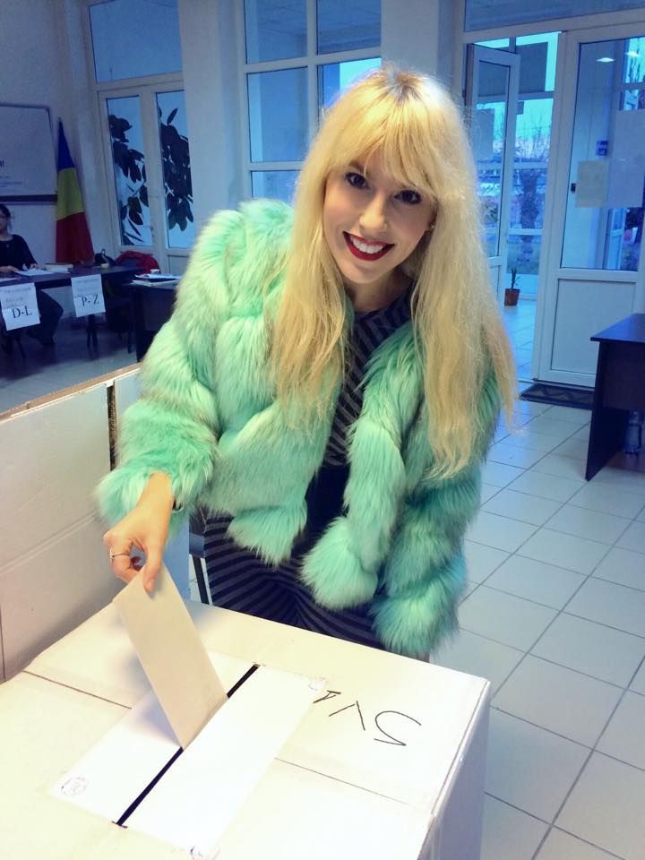 Chic si in cabina de vot! Vedetele din Romania s-au facut remarcate in sectiile de votare. De ce toata lumea s-a uitat la Corina