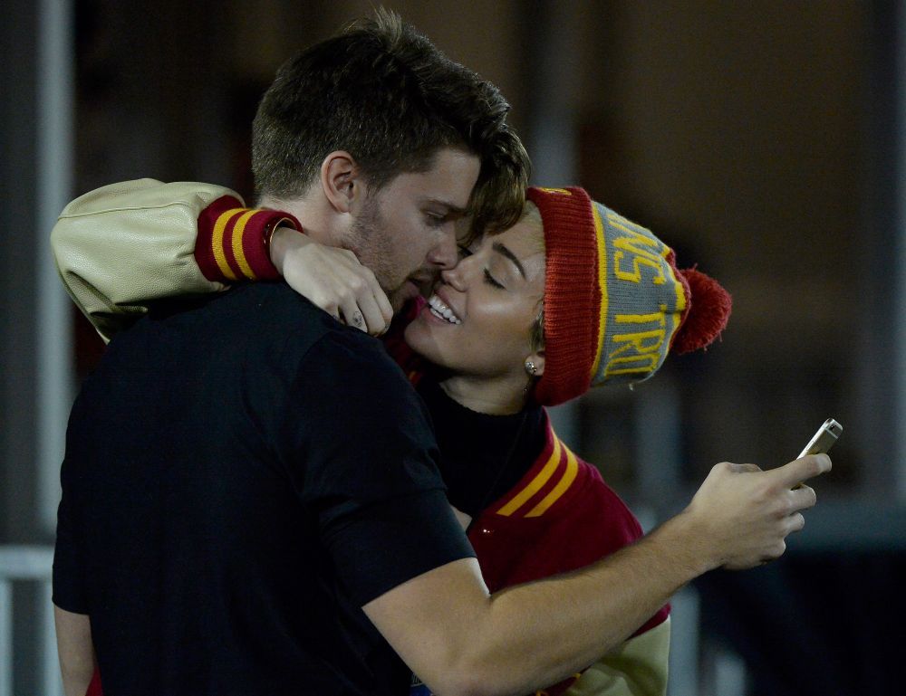 Mondenitatile zilei: Patrick Schwarzenegger s-a indragostit de Miley Cyrus, iar Taylor Swift se gandeste sa se impace cu un fost iubit