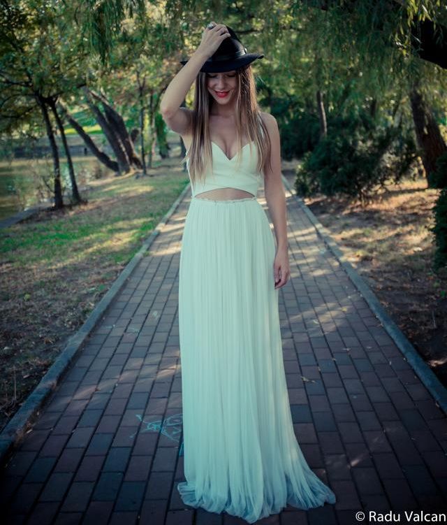 Imaginile pe care nimeni nu le-a vazut pana acum. Cum arata Adela Popescu&nbsp;fara pic de machiaj sau in costum de baie fara Photoshop
