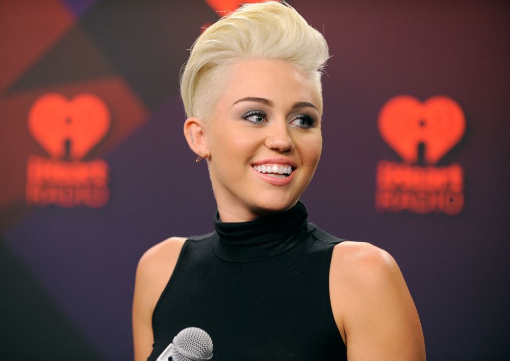 Cele mai extravagante si bizare tinute purtate pana acum. Cum a aparut Miley Cyrus in public in ultimele 48 de ore