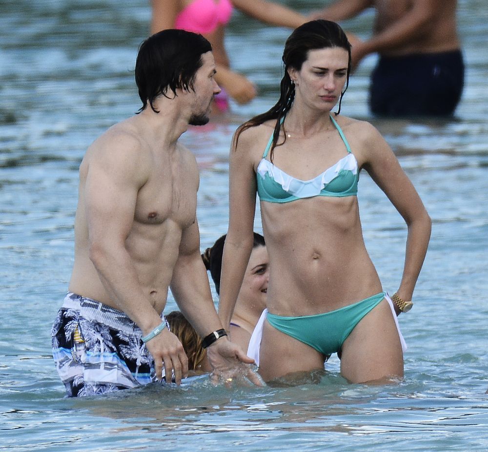 El are abdomen cu patratele si e unul dintre cei mai sexy barbati de la Hollywood, dar cum arata partenera sa? Sotia lui Mark Wahlberg, corp spectaculos dupa 4 nasteri