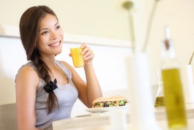 Ce se intampla daca bei multa cafea, sari peste micul dejun sau consumi mancare expirata