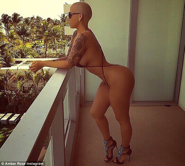 Mondenitatile zilei 18 ianuarie 2015: Jennifer Lopez, spectaculoasa intr-o tinuta eleganta, iar Amber Rose s-a lasat pozata in cel mai minuscul costum de baie posibil