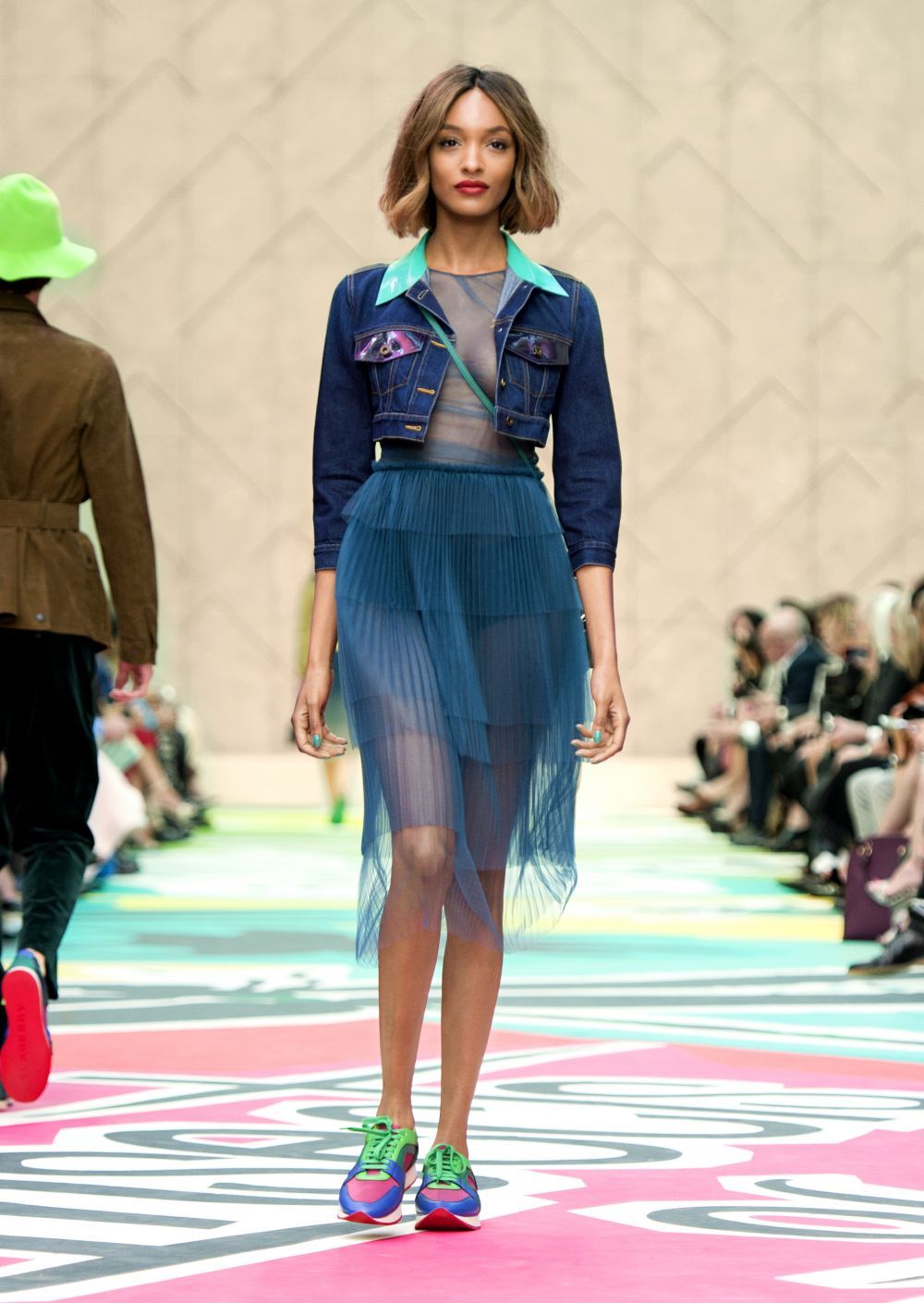 Cum sa porti un trench direct pe piele. Inspira-te din stilul exoticei Jourdan Dunn