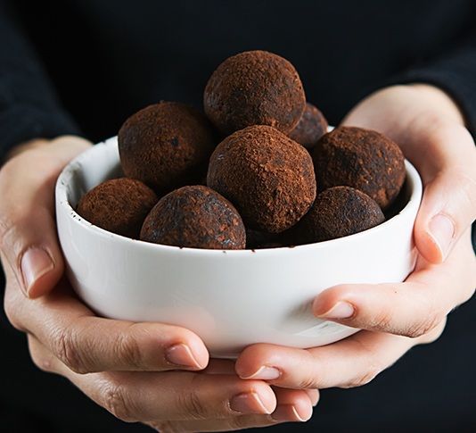Reteta trufe de ciocolata - varianta raw-vegana. Cum sa faci un desert delicios si sanatos