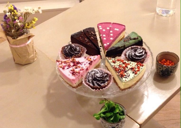 Anca Alungulesei, femeia care ii convinge pe bucuresteni sa renunte la dulciurile clasice pentru cele raw-vegane
