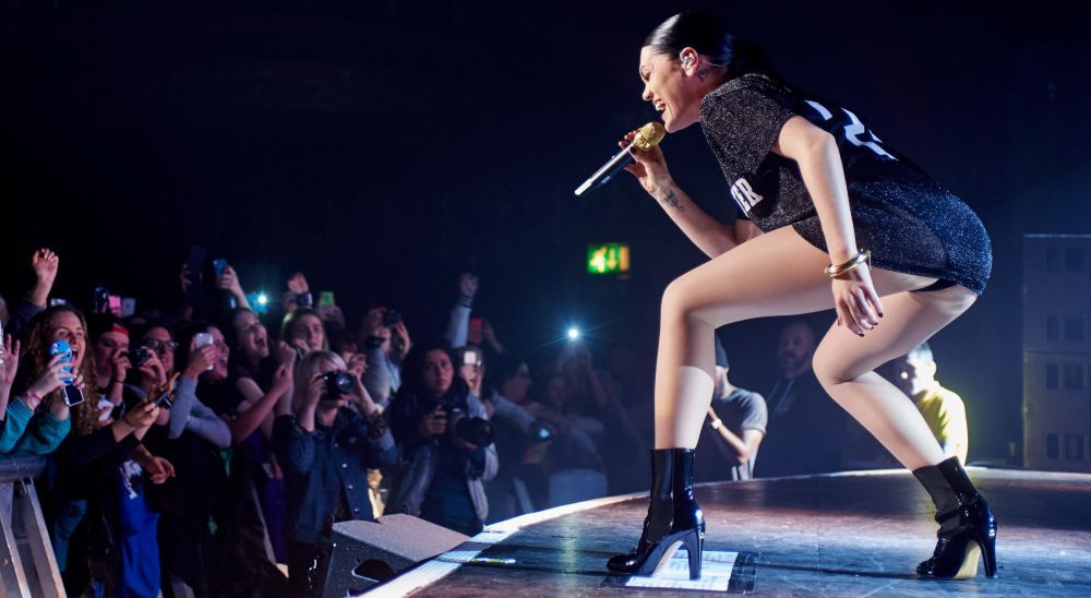 Si-a aratat calitatile fizice in cea mai sumara tinuta. Cum a aparut Jessie J la un concert