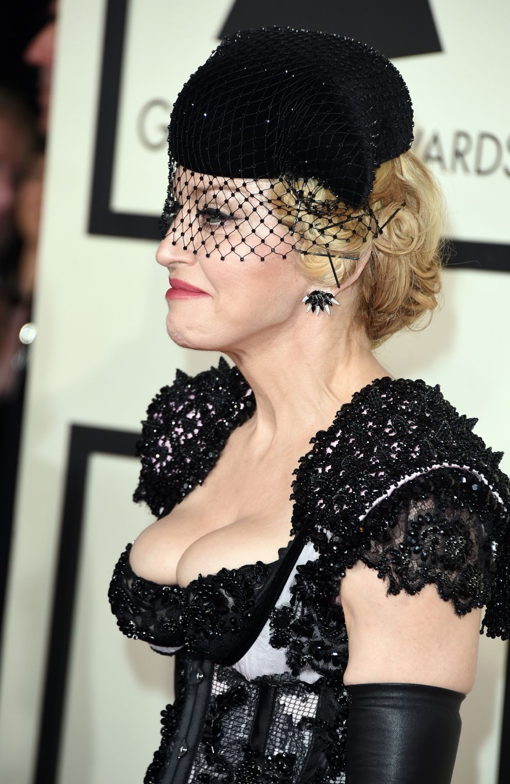 Rihanna si Madonna, cele mai nereusite aparitii de pe covorul rosu la Premiile Grammy