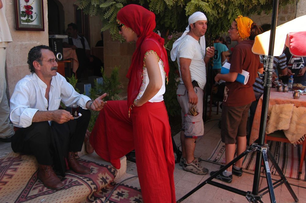 Imagini nemaivazute din culisele Puterea Destinului . Cum arata Cansu Dere si Mehmet Akif Alakurt in spatele camerelor