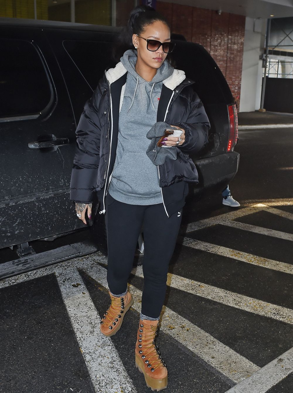 A purtat o tinuta banala, insa a reusit sa atraga atentia cu incaltamintea sa. Cum a aparut Rihanna pe strada