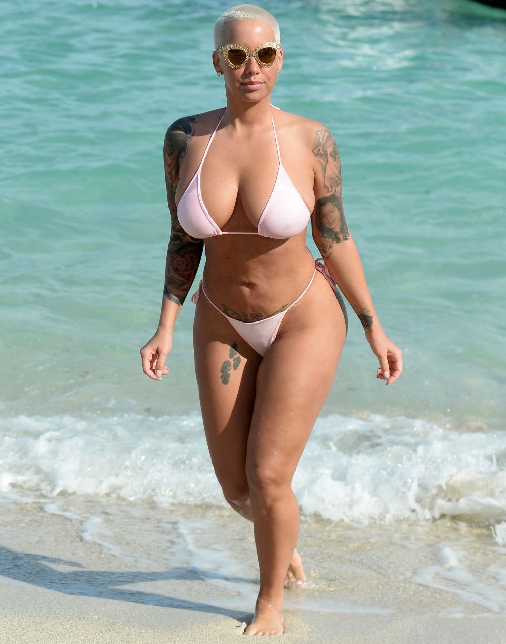Dezmat total. Amber Rose a facut show la carnavalul din Trinidad, intr-un costum care nu a lasat loc de interpretari