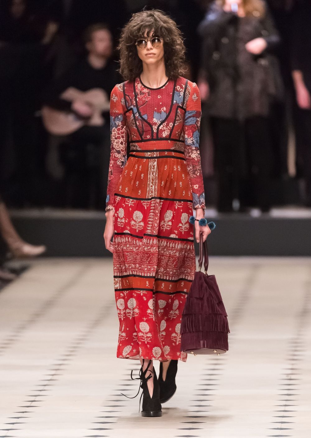 Burberry, colectie boho-chic la London Fashion Week! Casa de moda propune franjuri, camuflaj si cape in aceasta toamna