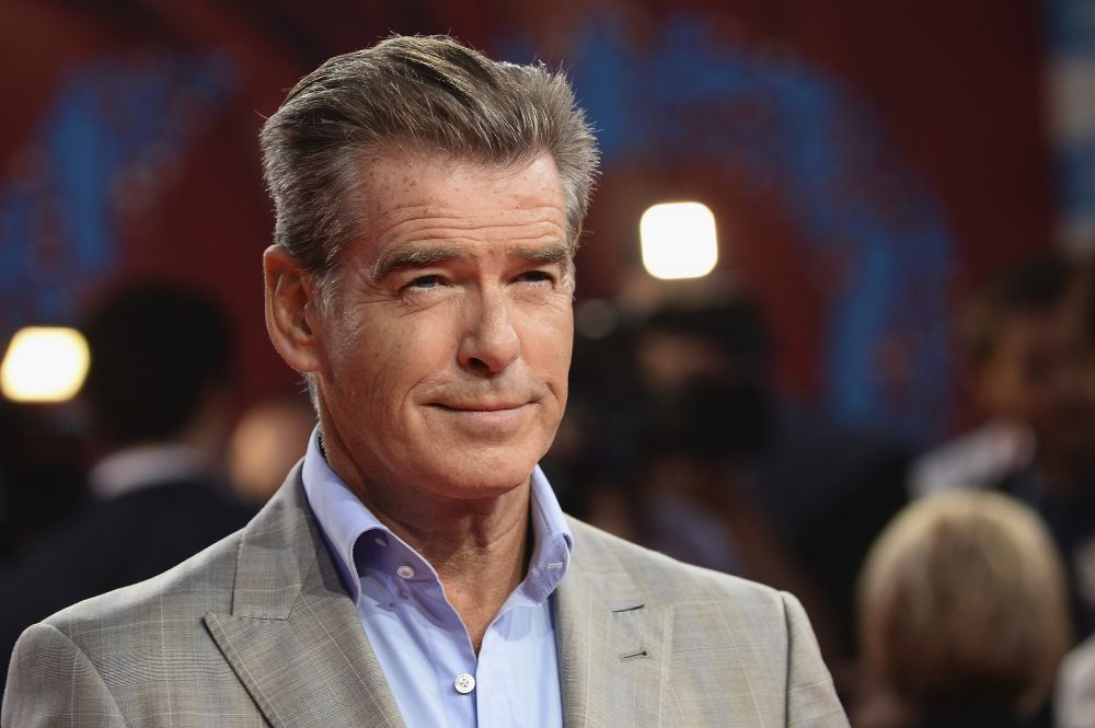 Dovada ca dragostea nu tine doar de aspectul fizic. Cum arata sotia lui Pierce Brosnan si cat de indragostiti sunt