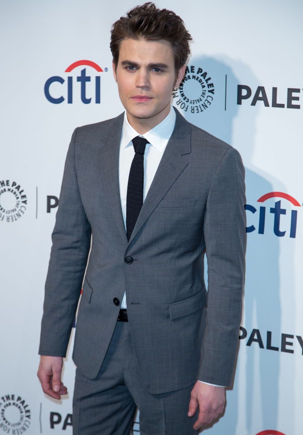 Nu s-au mai ascuns! Paul Wesley din The Vampire Diaries si noua lui iubita s-au sarutat de fata cu zeci de oameni