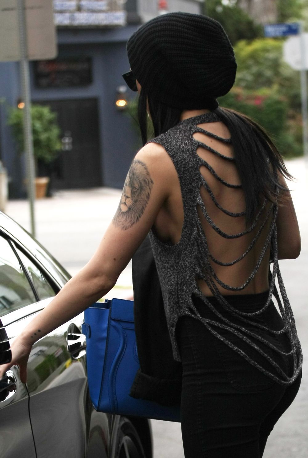 Din fata pare o tinuta banala. Cand se intoarce cu spatele, atrage toate privirile. Cat de chic a aparut Rumer Willis