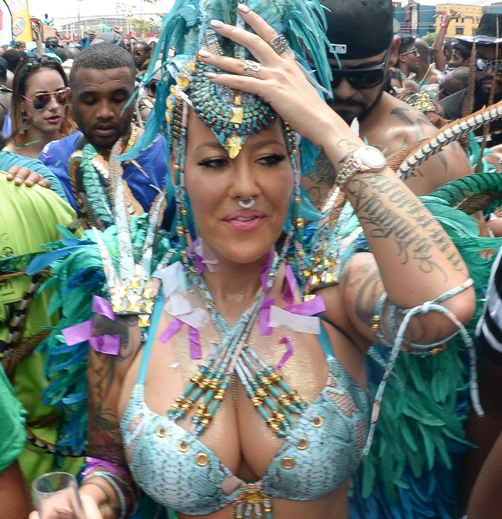 Amber Rose, in ipostaze interzise minorilor. Cum s-a fotografiat vedeta la plaja