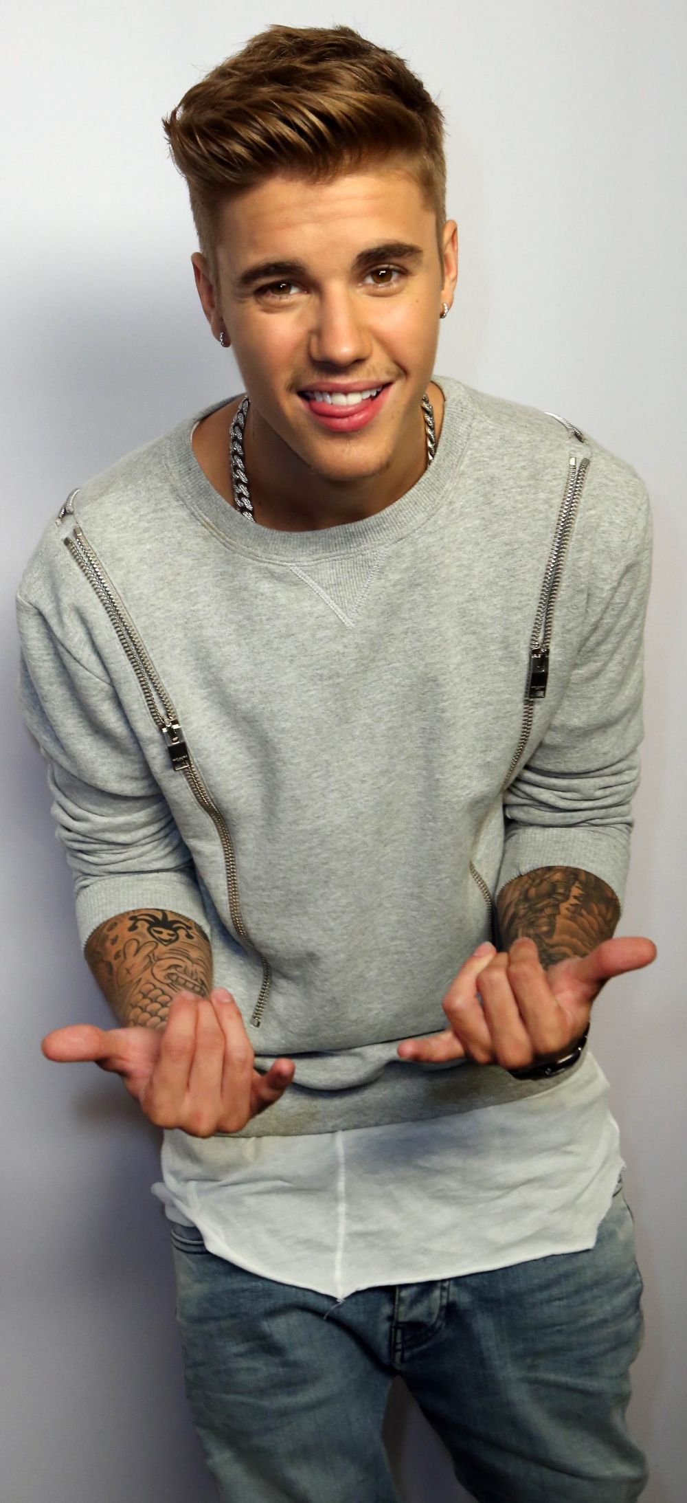 Nu si-a putut dezlipi mainile de pe ea. Justin Bieber si Ariana Grande, in ipostaze hot pe scena