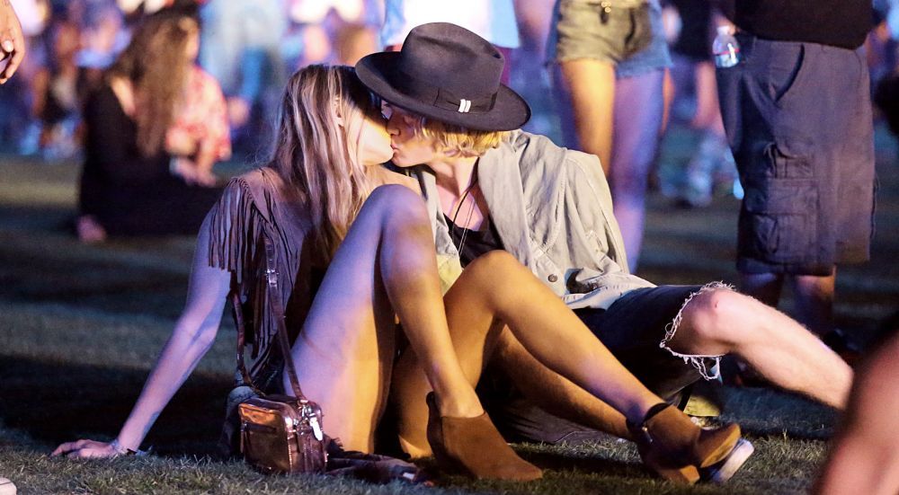 Si-au aratat sentimentele in public. Cum au fost fotografiati Cody Simpson si Gigi Hadid