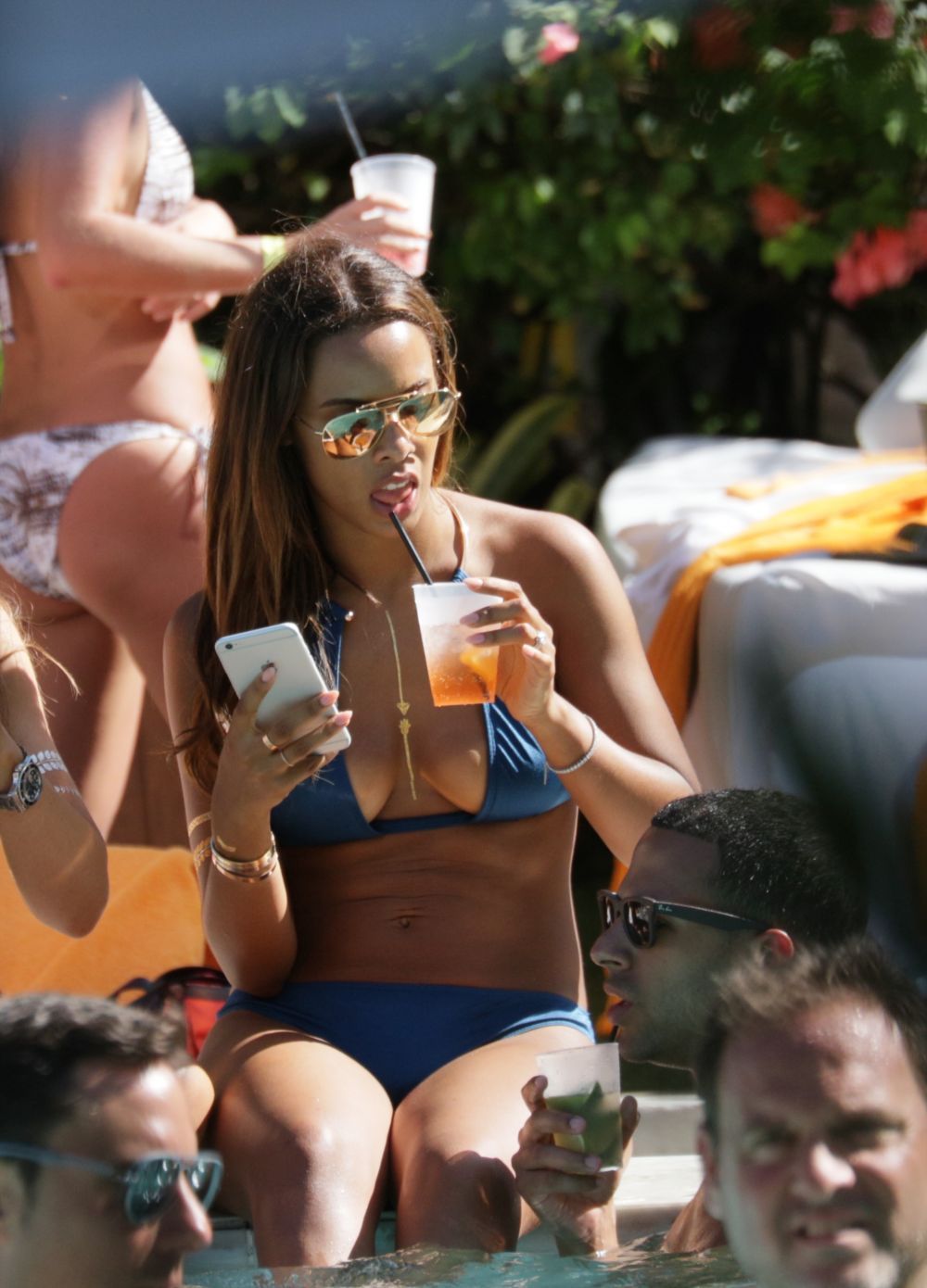 Detaliul care i-a facut pe toti sa-i analizeze bustul. Rochelle Humes a impresionat cu o aparitie perfecta la piscina