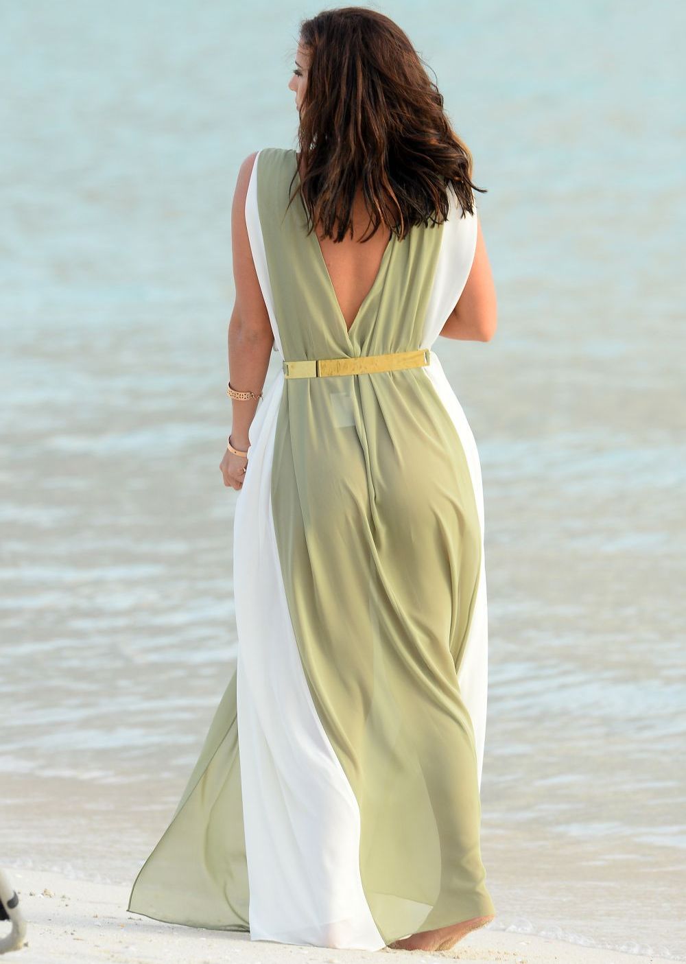 Lucy Mecklenburgh, la un pas de un accident vestimentar de proportii. Decolteul care i-a ridicat probleme