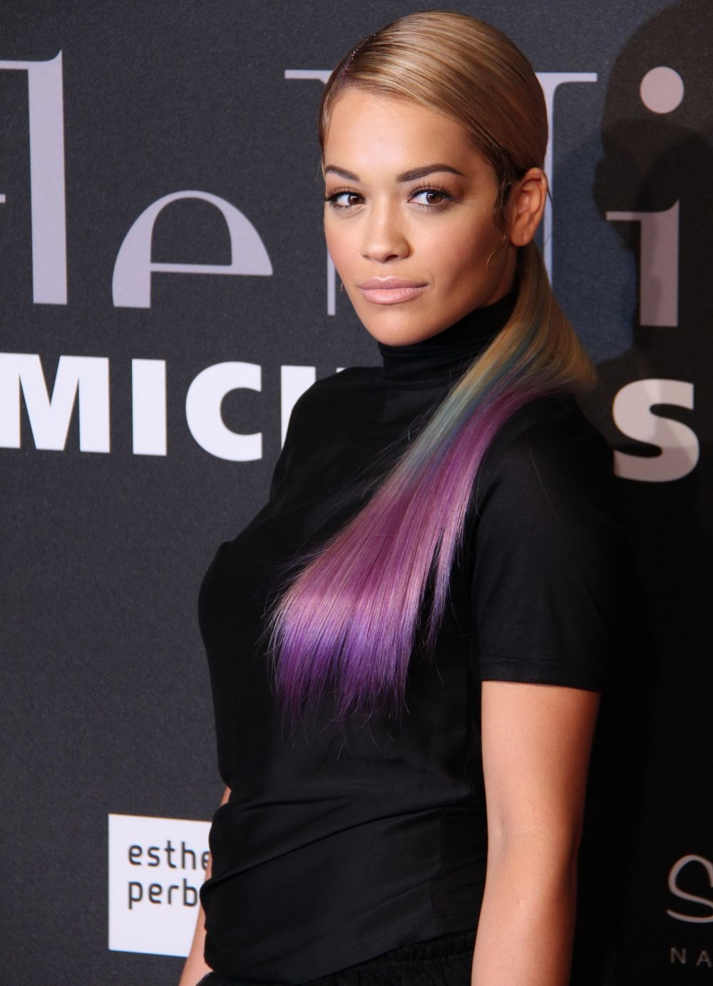 Granny-hair e expirat . Noua moda in materie de vopsea se numeste rainbow pastel si face furori in Statele Unite