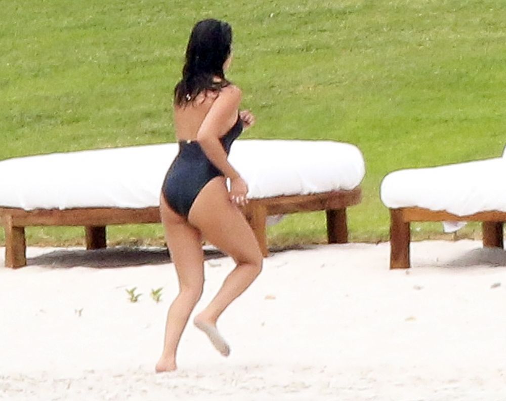 Costumul de baie care ii face posteriorul sa rivalizeze cu cel al lui Kim Kardashian. Cum a fost surprinsa Selena Gomez