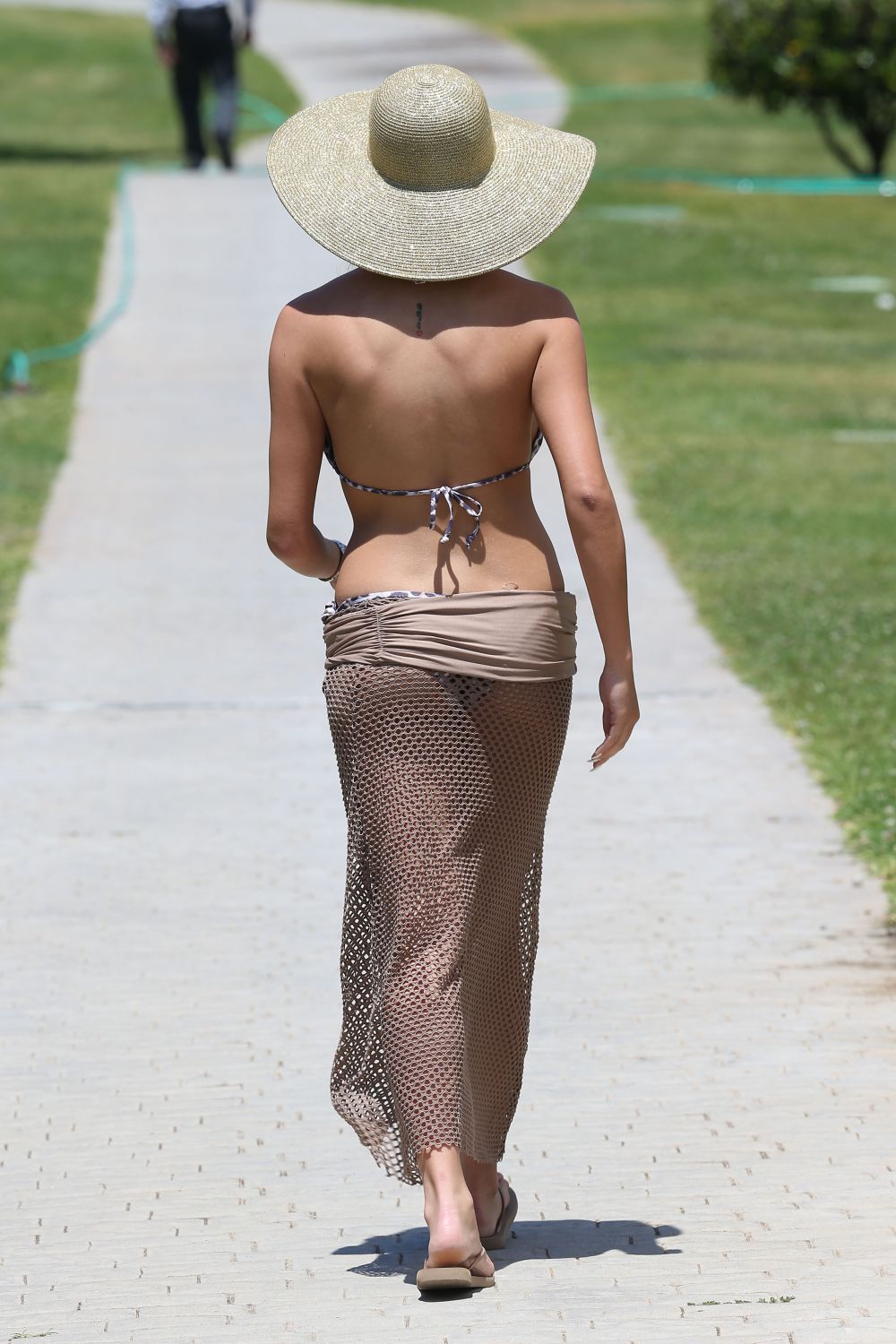 Costum de baie prea mic pentru formele ei apetisante. Ce le-a aratat vedeta paparazzilor care o urmareau