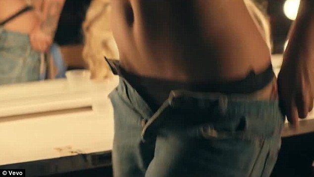 Rita Ora, sexy doar in sutien si geaca de piele. Cum s-a lasat filmata pentru cel mai recent videoclip