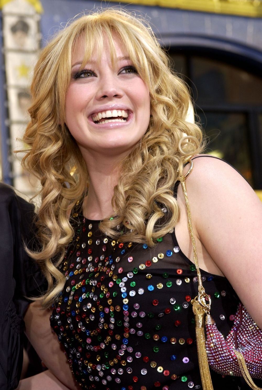 Hilary Duff, intr-o pereche de pantaloni albi, ultra mulati. Cum arata acum idolul a milioane de adolescenti