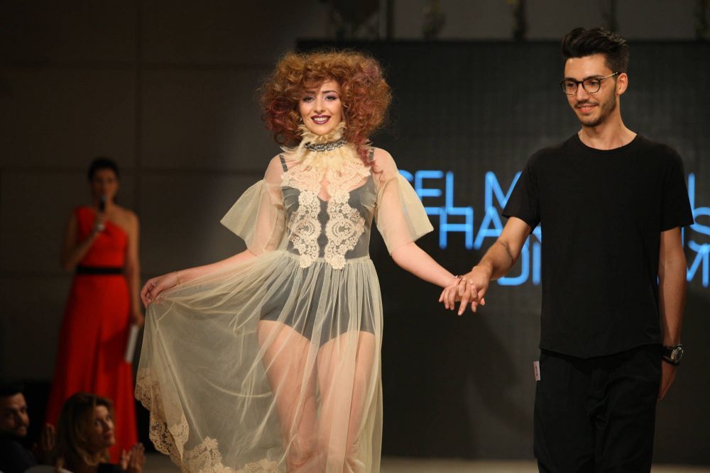 Corina, cea mai indrazneata aparitie din acest an: intr-un sutien transparent la un eveniment monden