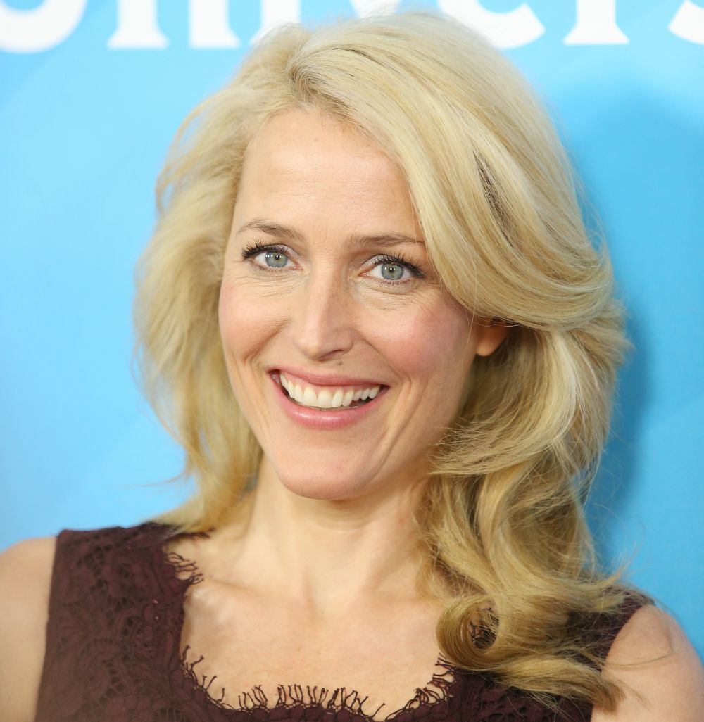 Una are 46 de ani, alta 20, dar arata la fel de bine pe covorul rosu. Cat de frumoasa e fiica lui Gillian Anderson
