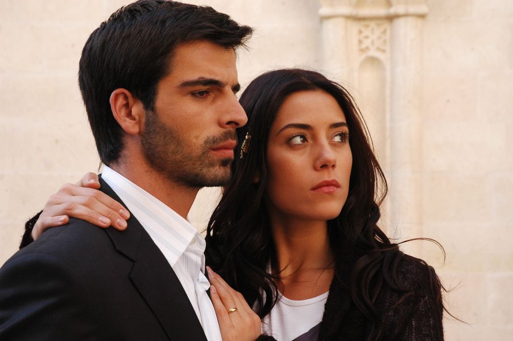 Adevarul despre relatia dintre Cansu Dere si Mehmet Akif Alakurt. De ce s-au sarutat de atat de putine ori in serial