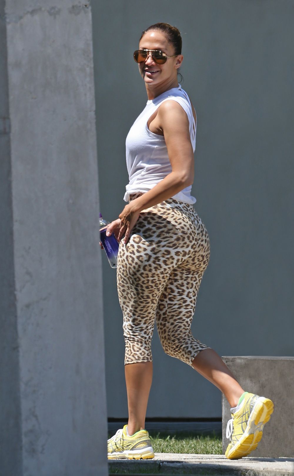 Abdomen de fier si posterior fara cusur. Jennifer Lopez, aparitie de senzatie in top si o pereche mulata de colanti