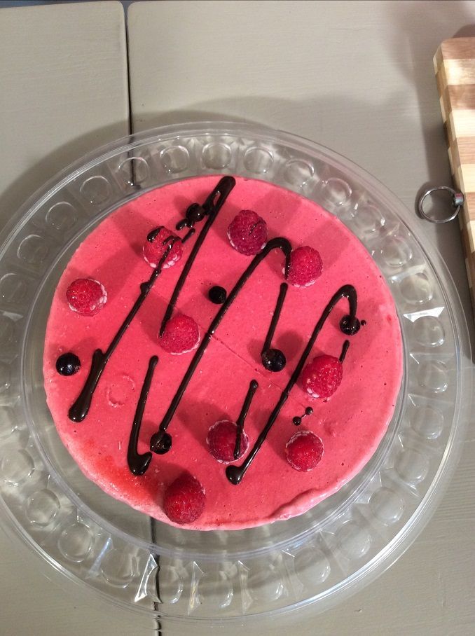 Reteta Cheesecake Raw Vegan cu glazura de zmeura. Invata sa il gatesti alaturi de Diana Dumitrescu