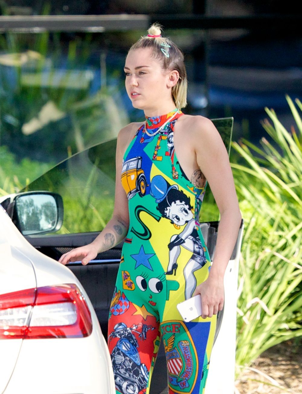 Detaliul inedit pe care putini l-au observat la tinuta lui Miley Cyrus. Ce desene are cantareata pe salopeta multicolora