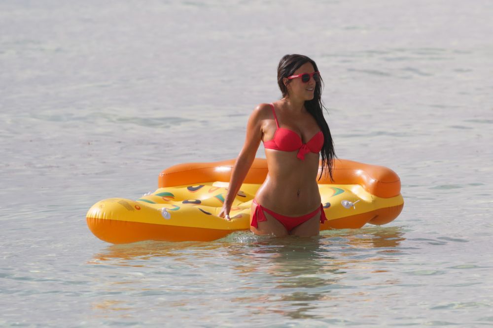 Mandra de formele cu care a inzestrat-o Mama Natura, Claudia Romani s-a lasat pozata intr-un bikini minuscul, la plaja