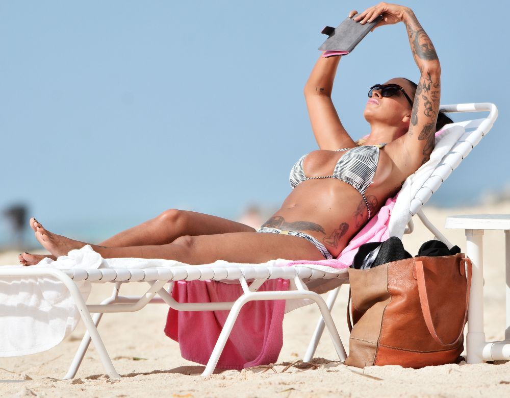 A incins atmosfera cand a ramas doar in costum de baie. Cum arata Jodie Marsh la plaja, intr-un bikini minuscul