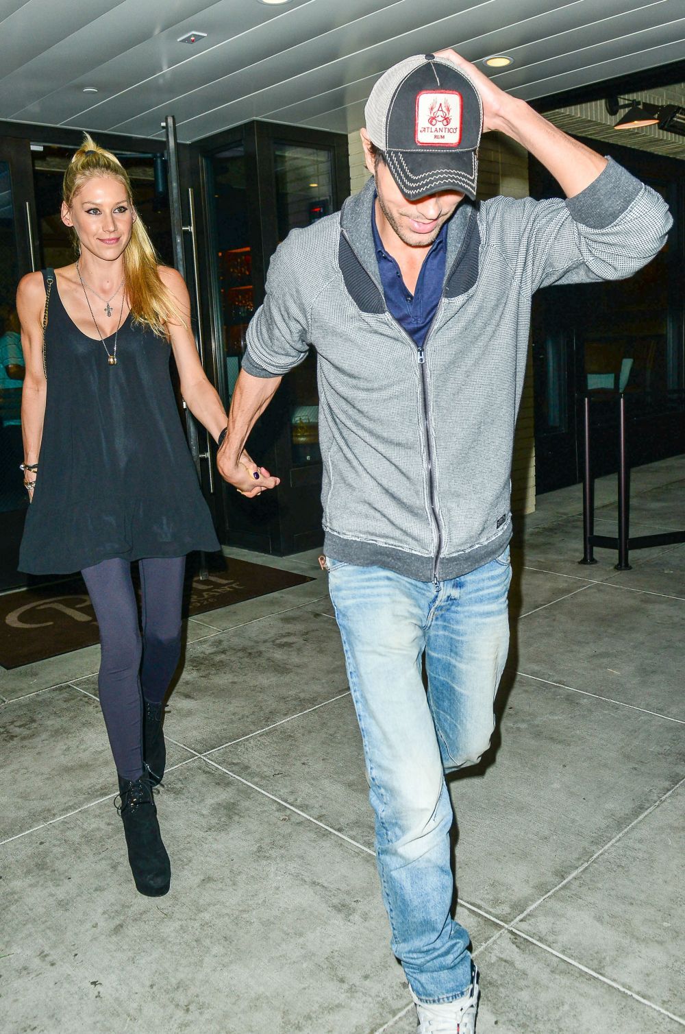 S-au impacat? Cum au fost surprinsi Anna Kournikova si Enrique Iglesias in timp ce ieseau dintr-un restaurant