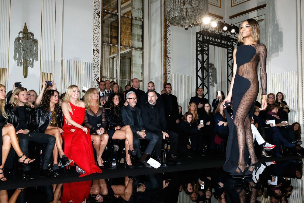 Nimeni nu si-a putut dezlipi ochii de pe trupul ei aproape gol. Cum a venit supermodelul Jourdan Dunn la un eveniment